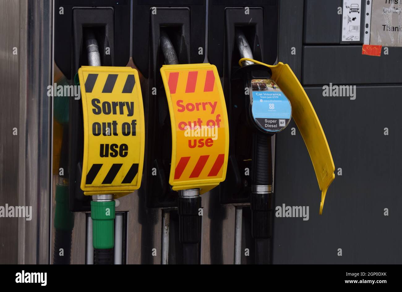 Segnali di fuori uso sulle pompe di benzina in una stazione di rifornimento di carburante nel Wiltshire nel Regno Unito il 29 2021 settembre al culmine della crisi di carburante di ottobre 2021 Foto Stock