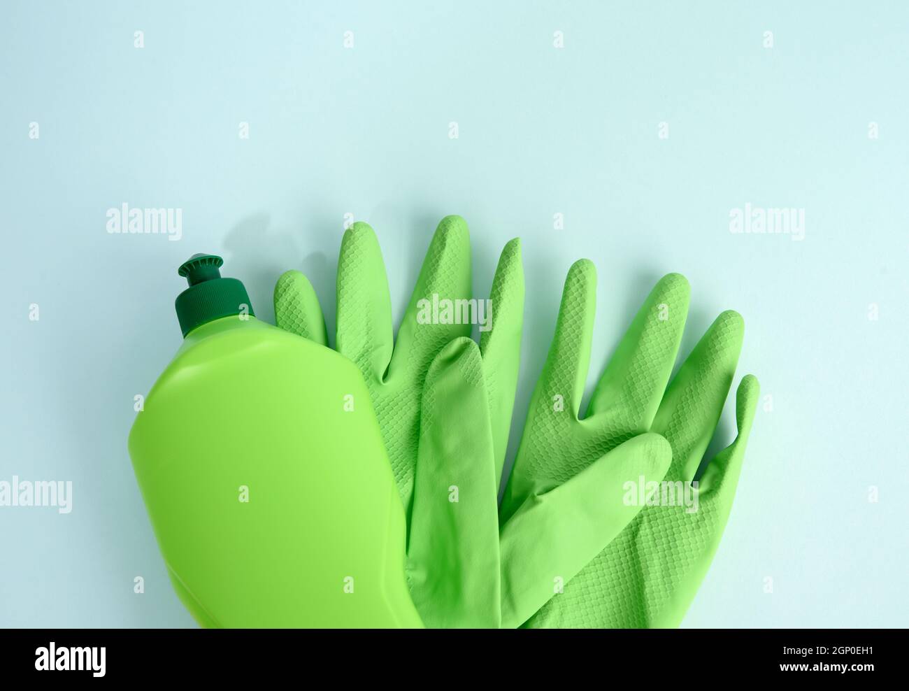 guanti in gomma verde per liquidi detergenti e detergenti in flacone di  plastica su sfondo blu, disposizione piatta, vista dall'alto Foto stock -  Alamy