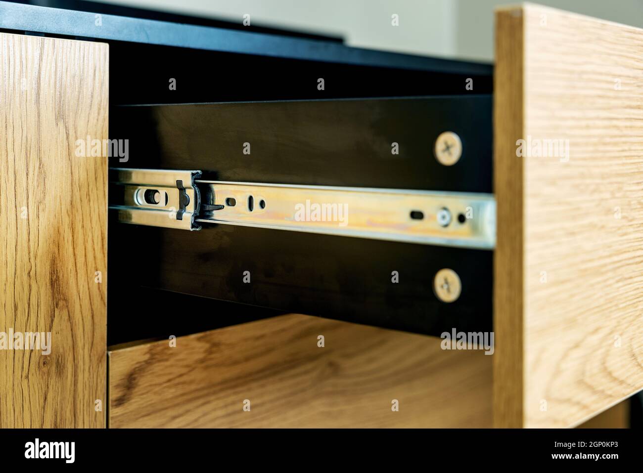 cassetto aperto con guide con cuscinetti a sfere. bulloneria per mobili Foto Stock