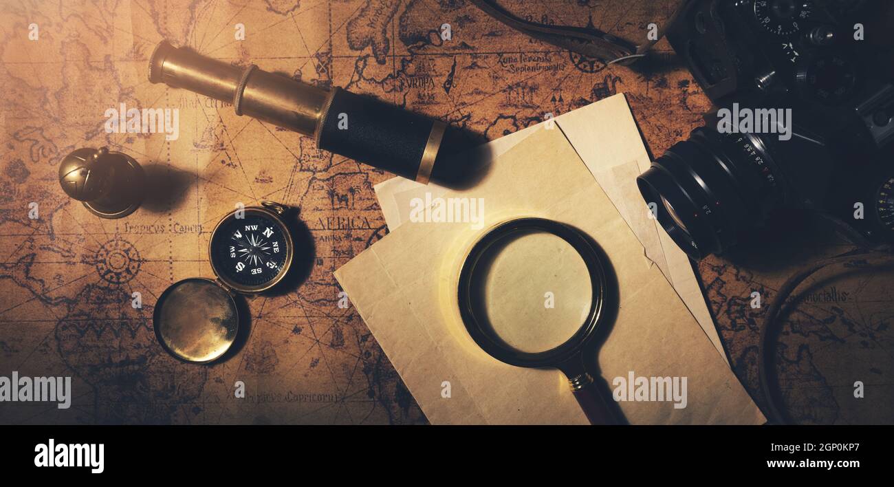 concetto di ricerca di viaggio e avventura. elementi vintage su sfondo mappa vecchio mondo Foto Stock
