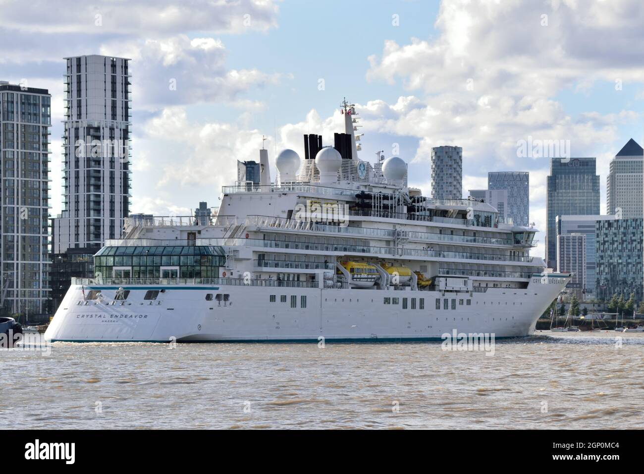 Crystal Endeavour, una nave da spedizione di lusso a 6*, gestita da Crystal Cruises arriva sul Tamigi per fare il suo primo porto di Londra con una visita a Greenwich. Foto Stock