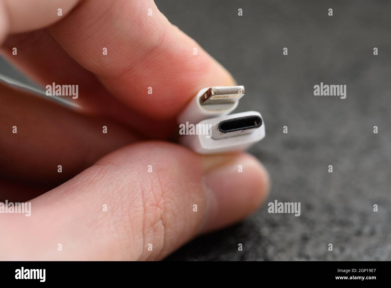 VLADIVOSTOK, RUSSIA - 24 SETTEMBRE 2021: Connettore Lightning Apple e cavi USB Type-C. Messa a fuoco selettiva. Foto Stock