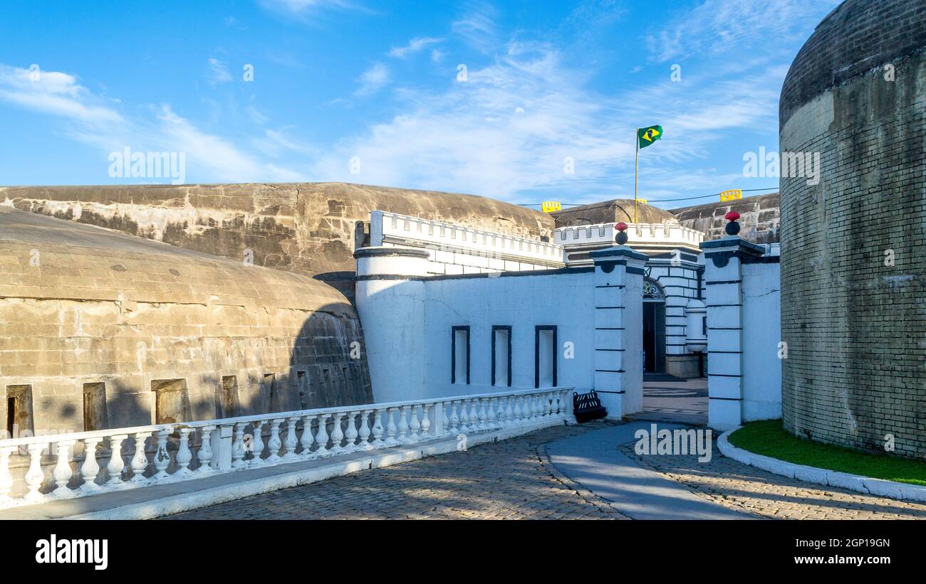 Porta d'ingresso al Forte Copacabana a Rio de Janeiro, Brasile. Questo luogo è una famosa attrazione turistica della città. Foto Stock