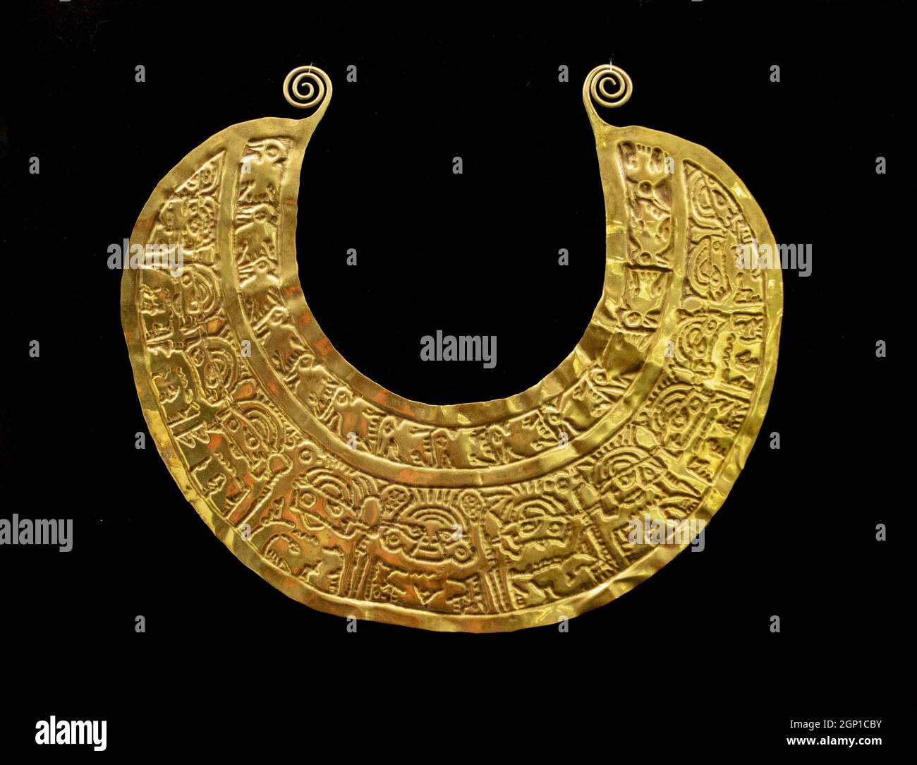 LIMA, PERÙ - 24 settembre 2021: Pettorale d'oro della cultura di Chimu. Questo pezzo della cultura inca peruviana si trova nel museo BCRP. Foto Stock