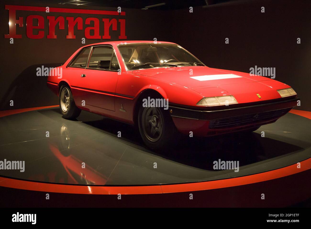 Torino, Italia - 13 agosto 2021: Ferrari 365 GT4 2+2 presentata al Museo Nazionale dell'Automobile (MAUTO) di Torino. Foto Stock