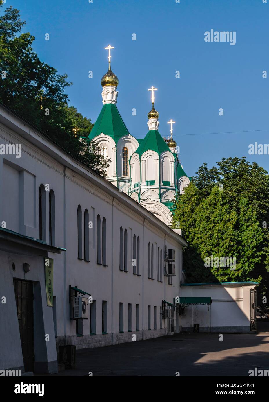 Svyatogorsk, Ucraina 07.16.2020. Le montagne Santa Lavra della Santa Dormizione a Svyatogorsk o Sviatohirsk, Ucraina, in una soleggiata mattina estiva Foto Stock