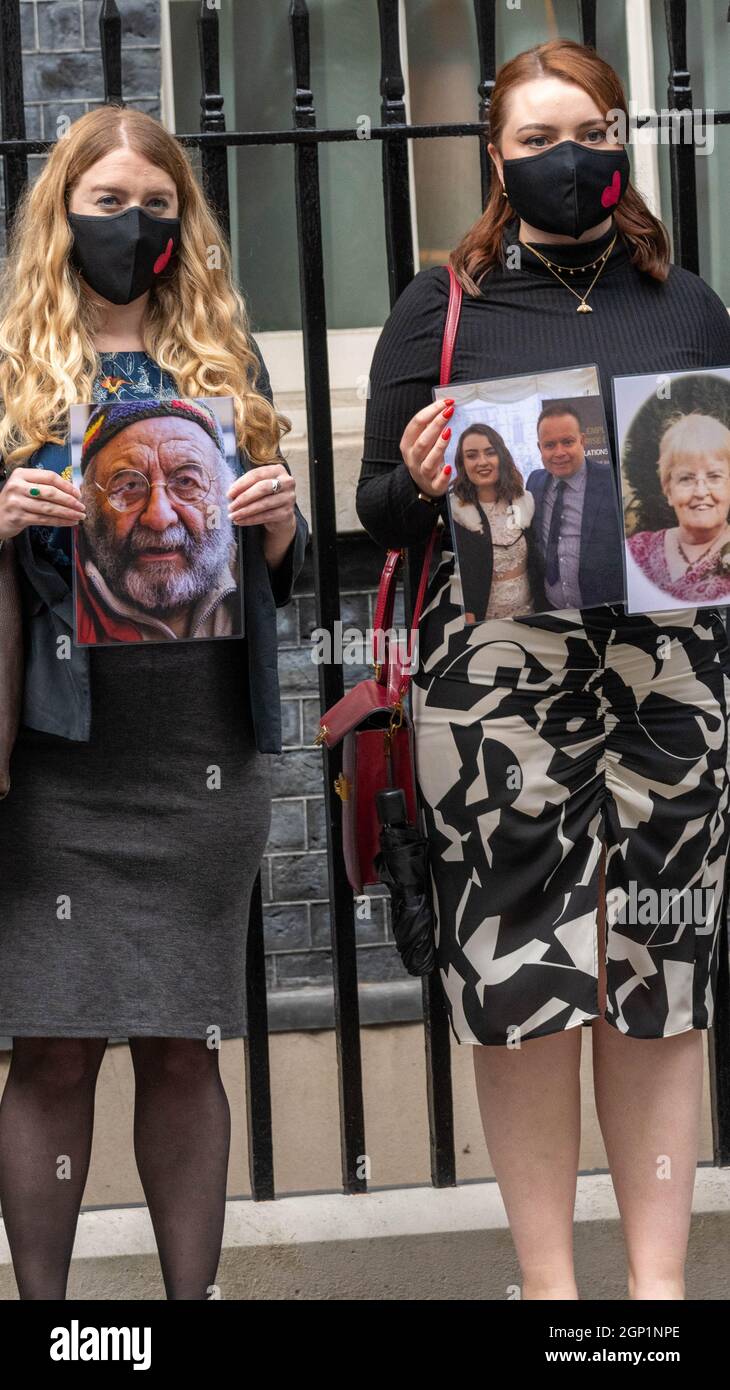 Londra, Regno Unito. 28 settembre 2021. Covid-19 Bereaved Families Group a Downing Street dopo l'incontro con il primo Ministro Credit: Ian Davidson/Alamy Live News Foto Stock