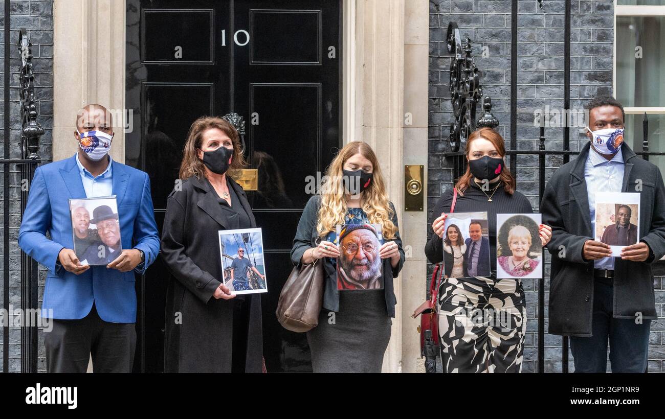 Londra, Regno Unito. 28 settembre 2021. Covid-19 Bereaved Families Group a Downing Street dopo l'incontro con il primo Ministro Credit: Ian Davidson/Alamy Live News Foto Stock