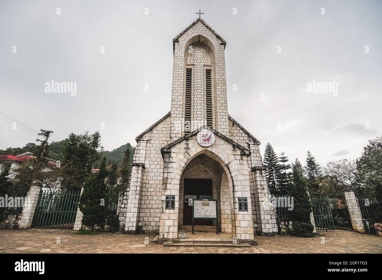 SA Pa, Vietnam - 3 ottobre 2013. Chiesa di Sapa, antico simbolo della città di Misty. L'antica chiesa si trova nel cuore della città di Sapa, costruita dal Fre Foto Stock