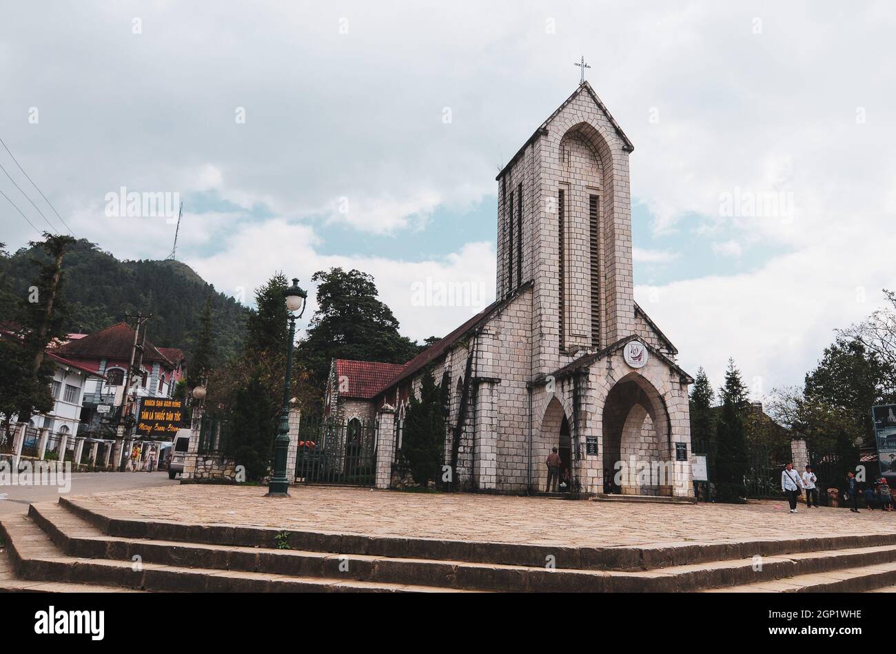 SA Pa, Vietnam - 3 ottobre 2013. Chiesa di Sapa, antico simbolo della città di Misty. L'antica chiesa si trova nel cuore della città di Sapa, costruita dal Fre Foto Stock
