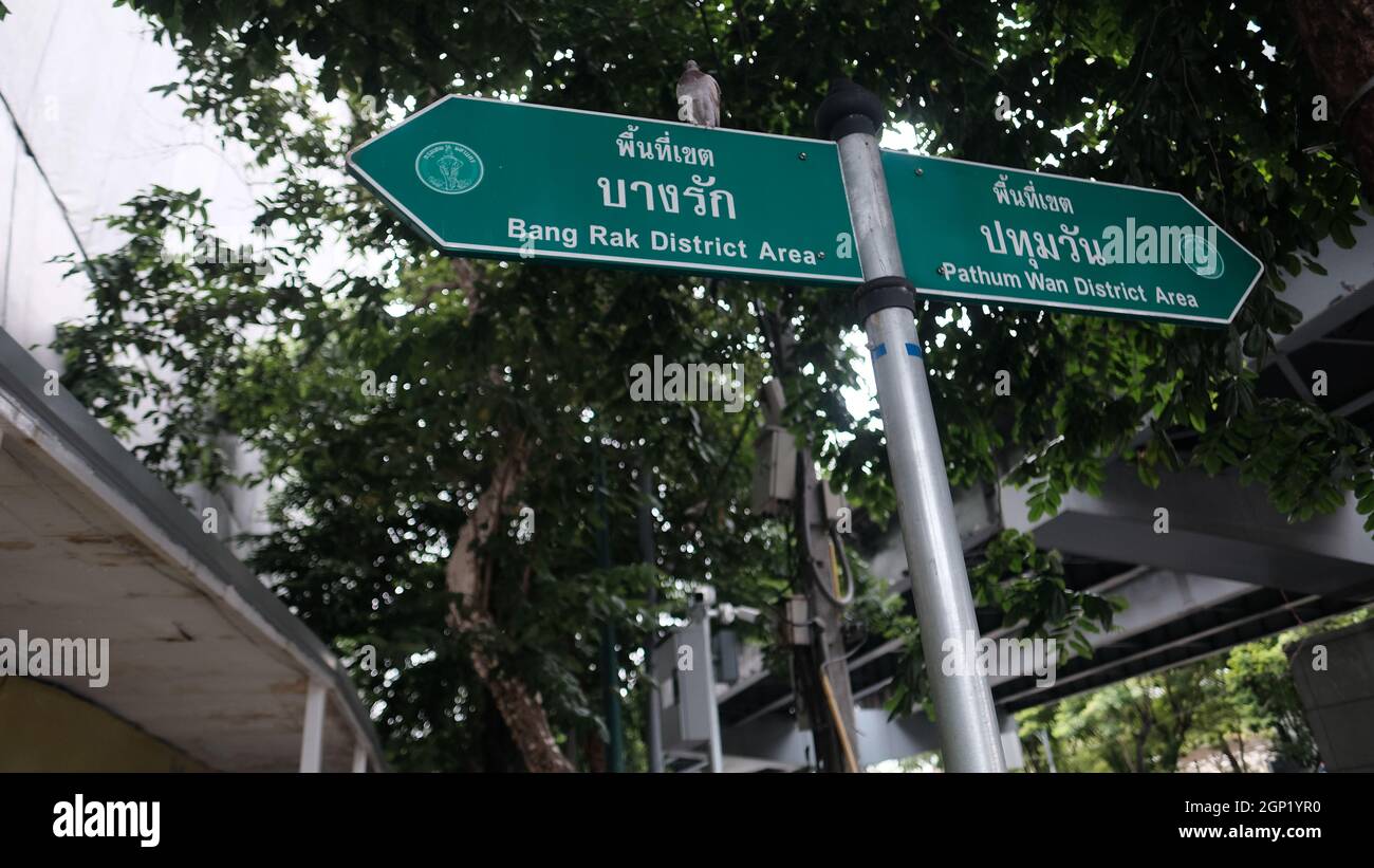 Bang Rak District Area / Pathum WAN Districk Area Sign Post su Rama IV Road Bangkok Thailandia Foto Stock