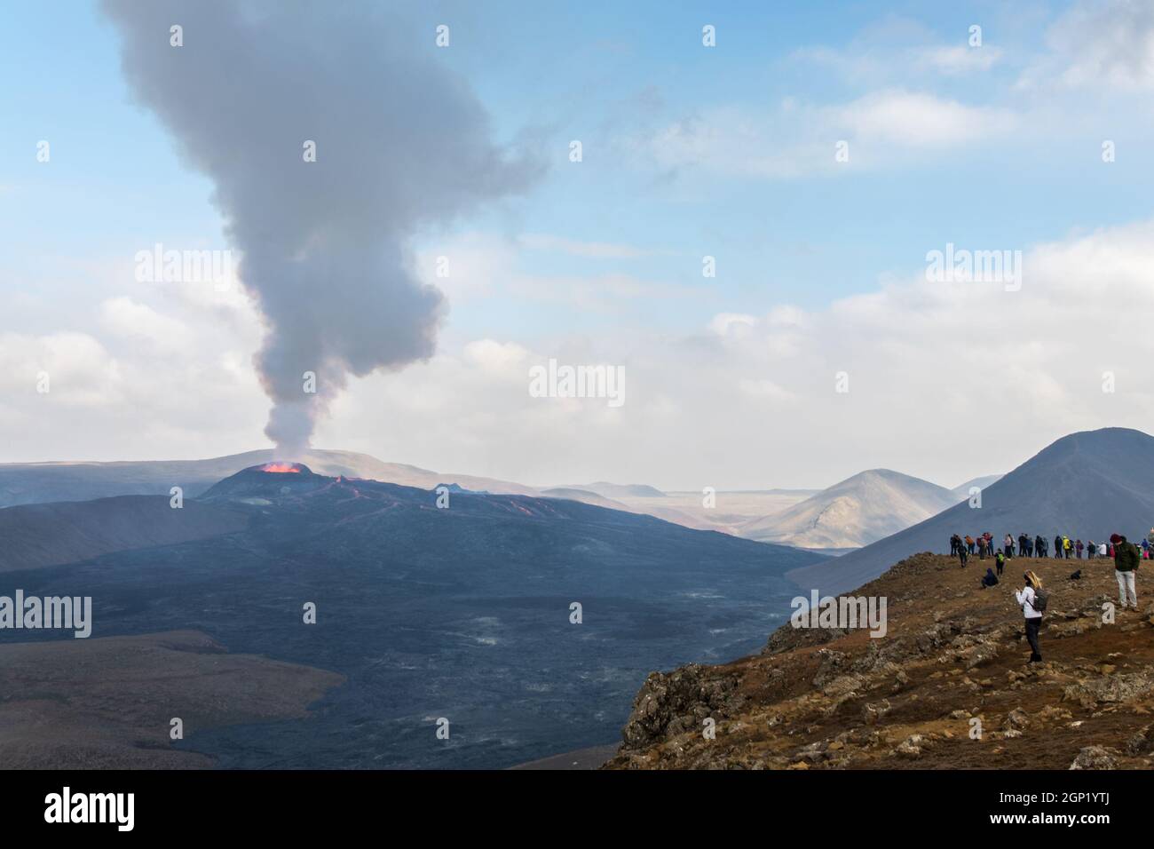 Persone che osservano il vulcano Fagradersfjall durante l'eruzione nell'agosto 2021, Islanda Foto Stock