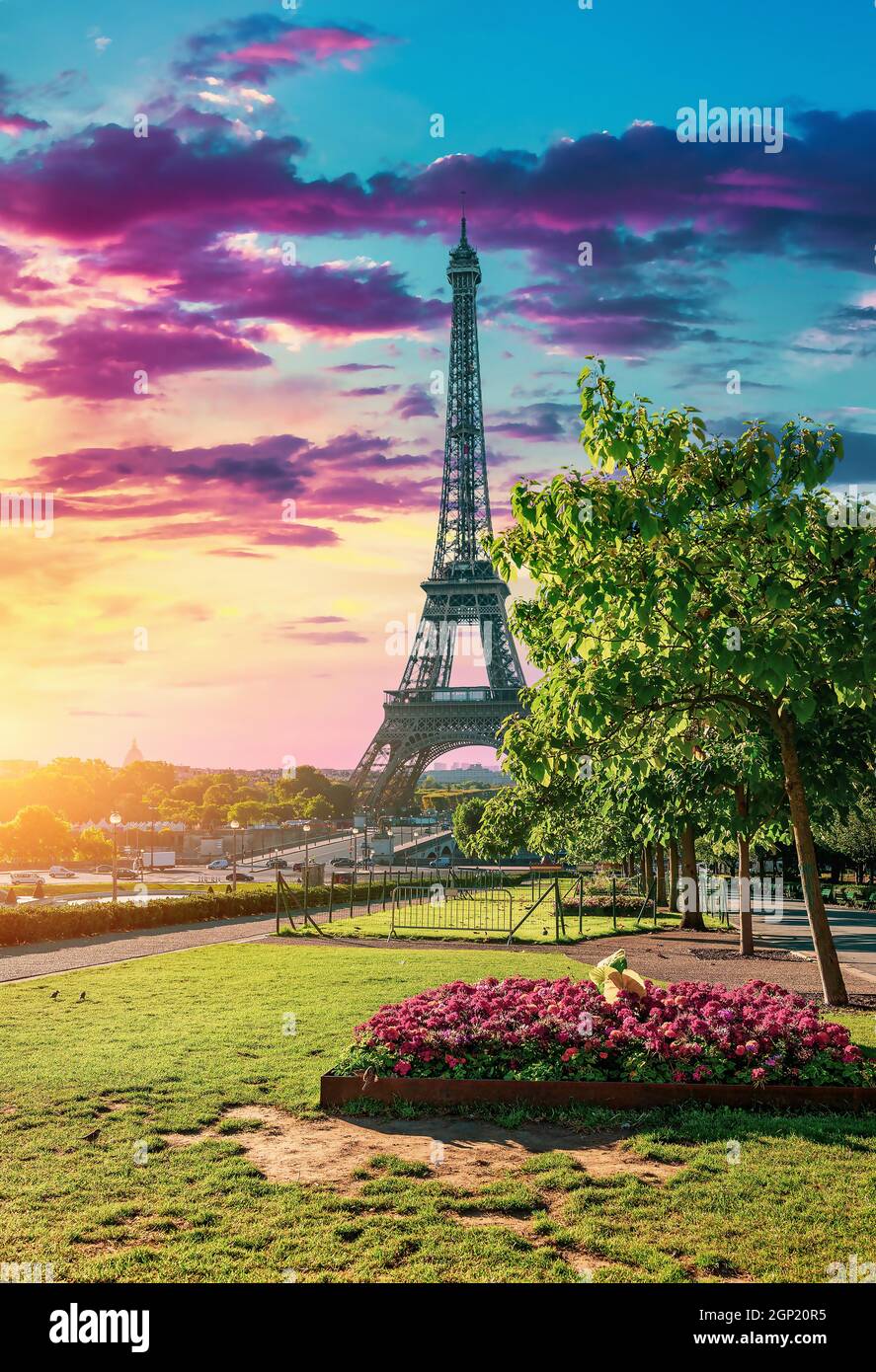 Torre Eiffel in metallo e giardino a Parigi, Francia Foto Stock