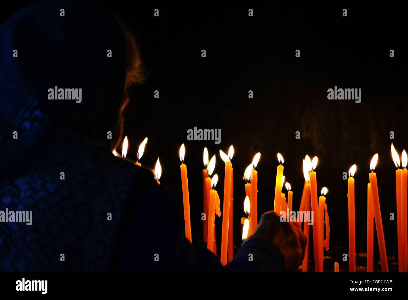 Donna in chiesa cristiana Foto Stock