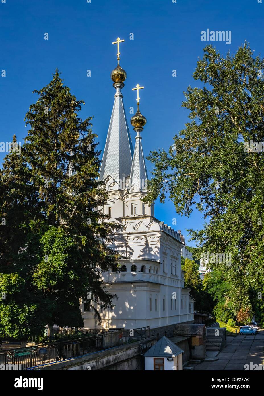 Svyatogorsk, Ucraina 07.16.2020. Le montagne Santa Lavra della Santa Dormizione a Svyatogorsk o Sviatohirsk, Ucraina, in una soleggiata mattina estiva Foto Stock