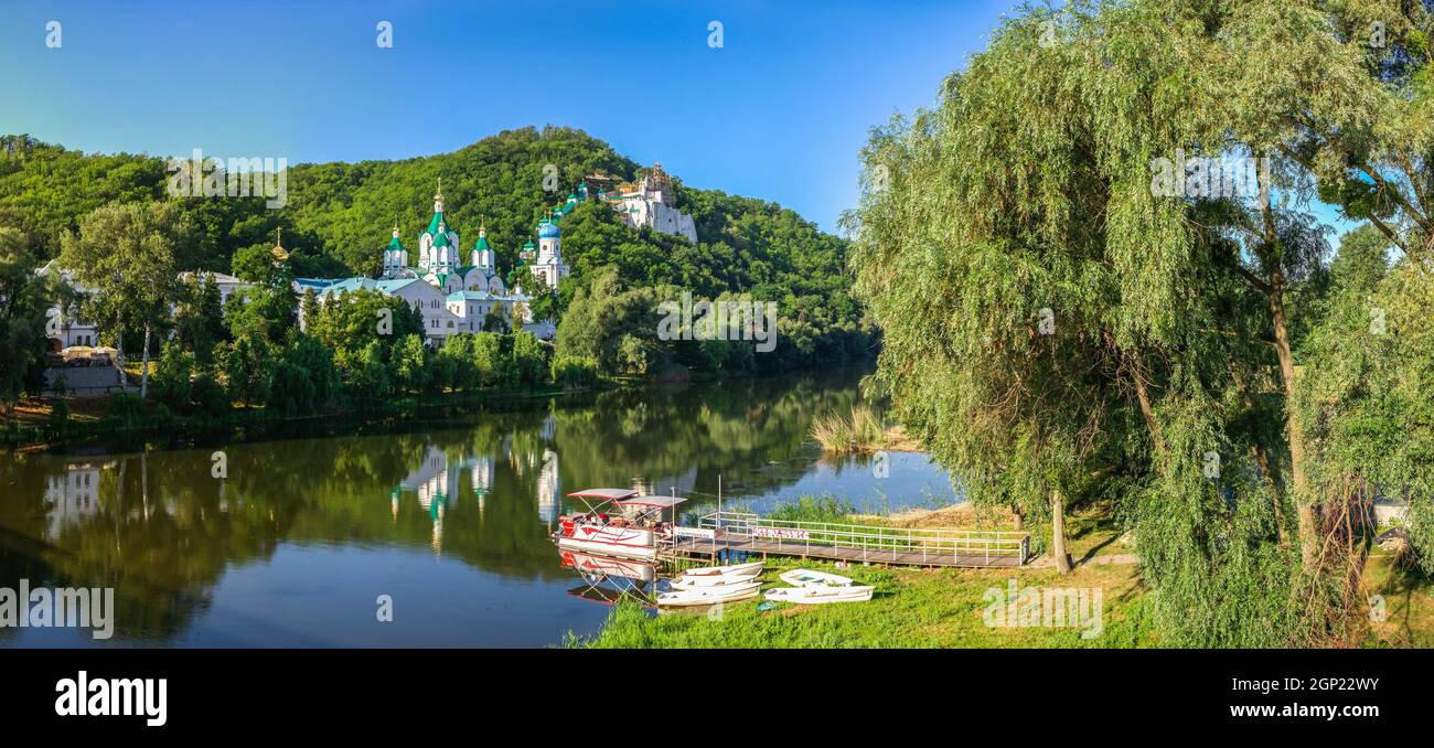 Svyatogorsk, Ucraina 07.16.2020. Vista panoramica sulle montagne Santa Lavra della Santa Dormizione a Svyatogorsk o Sviatohirsk, Ucraina, su un sole Foto Stock