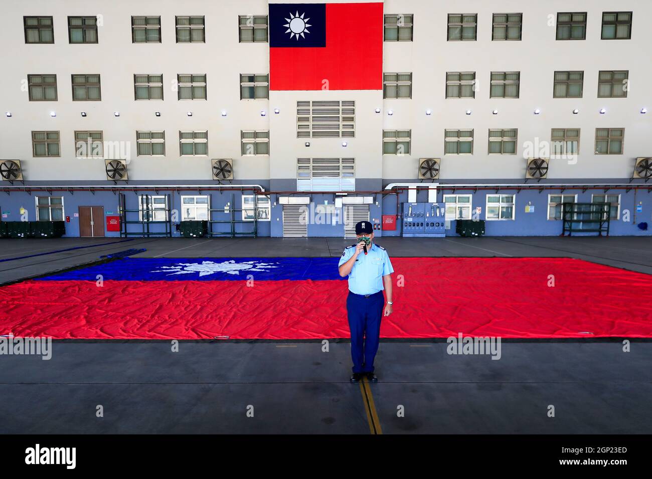 Taoyuan, Taipei, Taiwan. 28 settembre 2021. Una tremenda bandiera taiwanese è esposta in un campo militare, come parte di una prova per la performance flyby per la celebrazione della Giornata Nazionale del doppio Ten di Taiwan, in mezzo alle crescenti tensioni tra Pechino e Taipei e alle minacce provenienti dalla Cina. La bandiera taiwanese larga 18 metri e lunga 12 metri, secondo la state media Central News Agency, sarà trasportata da due elicotteri Chinook CH-47 battenti bandiera sul palazzo presidenziale il 10 ottobre, mentre l'isola sta sviluppando legami migliori con gli Stati Uniti, il Regno Unito, l'Australia, E altri paesi europei come il lituano Foto Stock