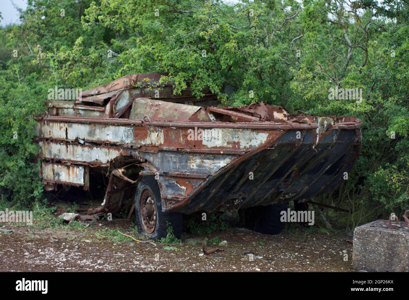 Arrugginito e abbandonato DUKW veicolo (un veicolo anfibio a sei ruote motrici utilizzato nella seconda guerra mondiale il D-Day) a RAF Folkingham, Lincolnshire, Regno Unito. Foto Stock