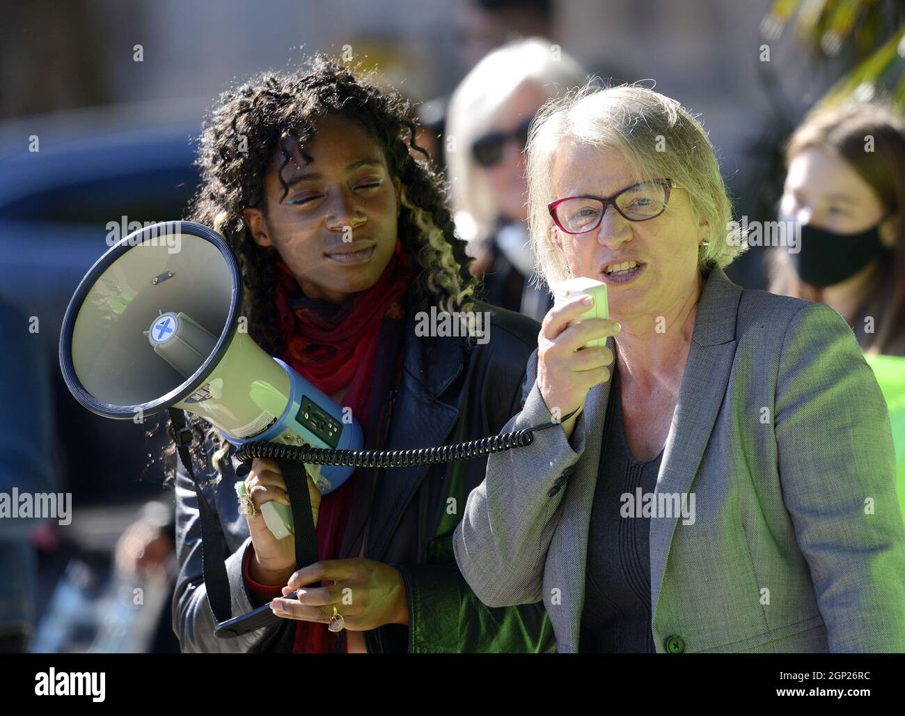 Baronessa Natalie Bennett, ex leader del Partito Verde d'Inghilterra e Galles, in Piazza del Parlamento, settembre 2021 ad un venerdì per il futuro ambientale Foto Stock