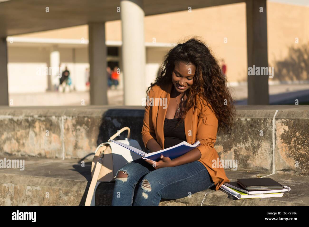 Felice studente di relax presso il campus universitario Foto Stock