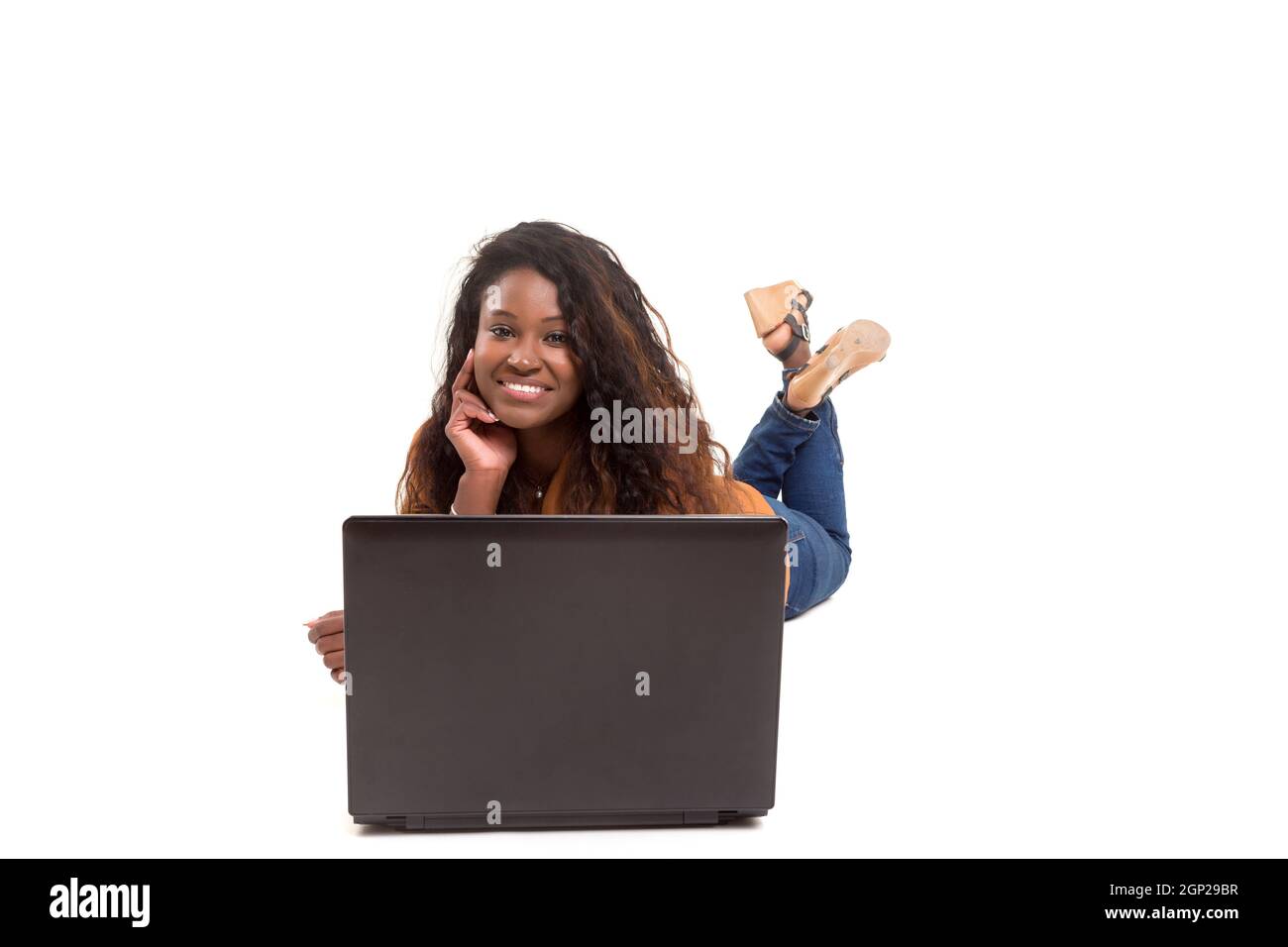 Giovane studente africano lavora con il suo portatile, isolate su uno sfondo bianco Foto Stock