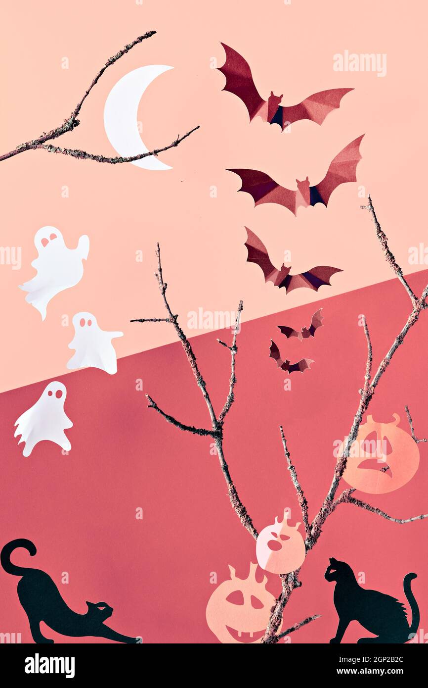Composizione astratta di Halloween in tonalità rosse, aspetto monocromatico. Silhouette di carta di Luna, pipistrelli di maroon, fantasmi bianchi, gatti neri e zucche arancioni. Foto Stock