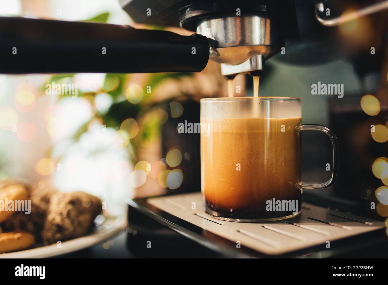 Tazza di caffè alla macchina per il caffè, ora del caffè. Foto di alta qualità Foto Stock