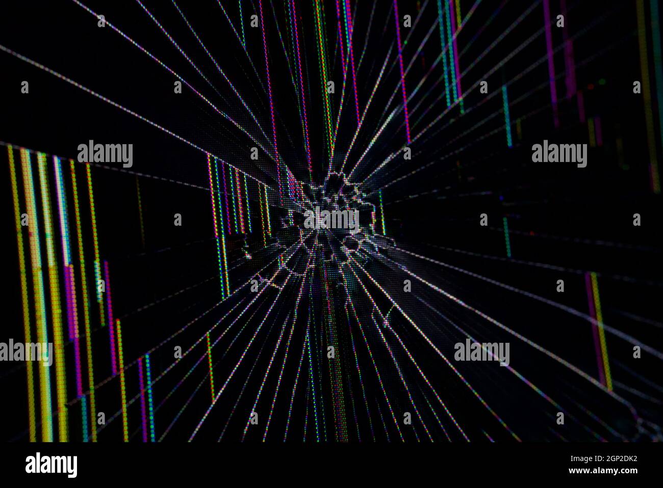 Chiudere il computer portatile con uno schermo rotto (MacBook Pro, schermo Retina) con uno schermo sfarzoso causato da danni da rottura, un chip incrinato nello schermo del monitor Foto Stock