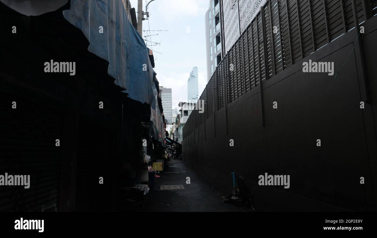 Vicolo di ritorno a basso reddito a Bangrak, Bangkok Thailandia Foto Stock