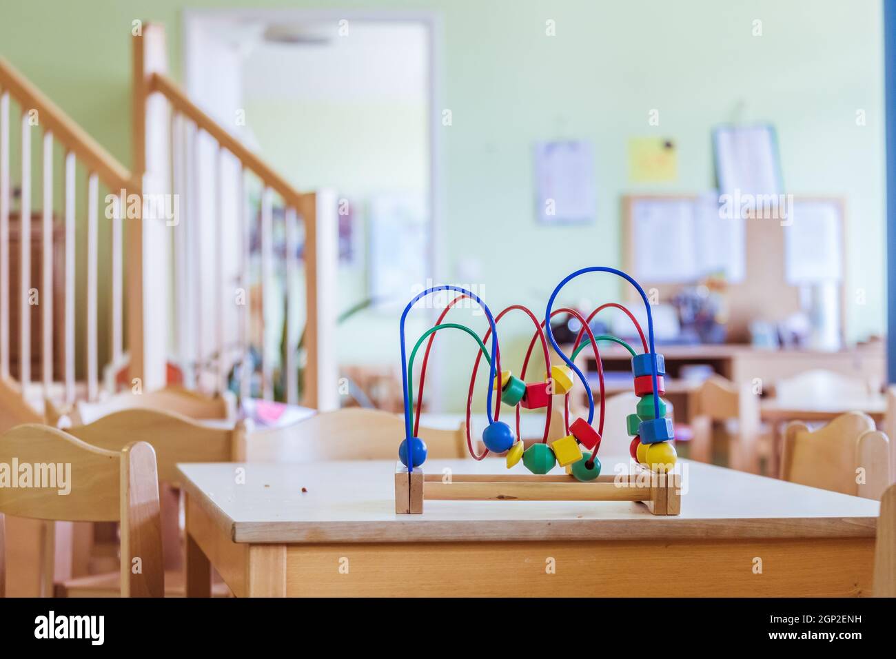 Primo piano di colorato giocattolo di legno per l'apprendimento e la socializzazione Foto Stock