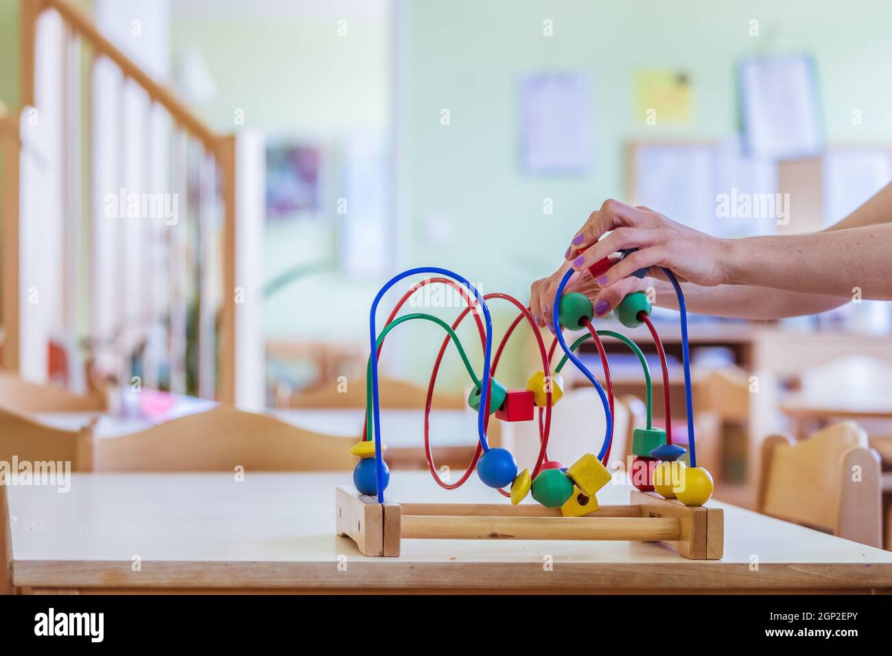 Primo piano di colorato giocattolo di legno per l'apprendimento e la socializzazione Foto Stock