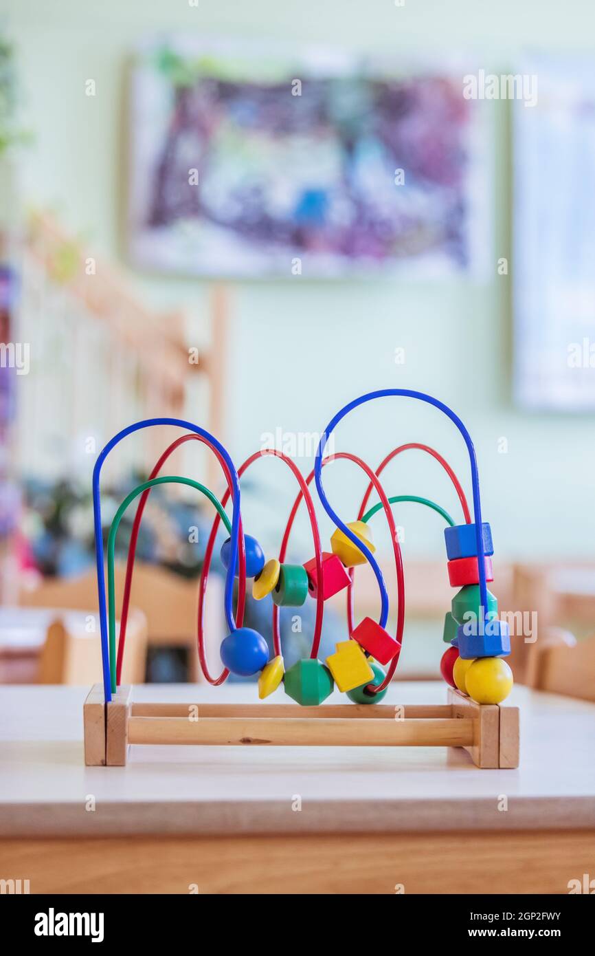 Primo piano di colorato giocattolo di legno per l'apprendimento e la socializzazione Foto Stock
