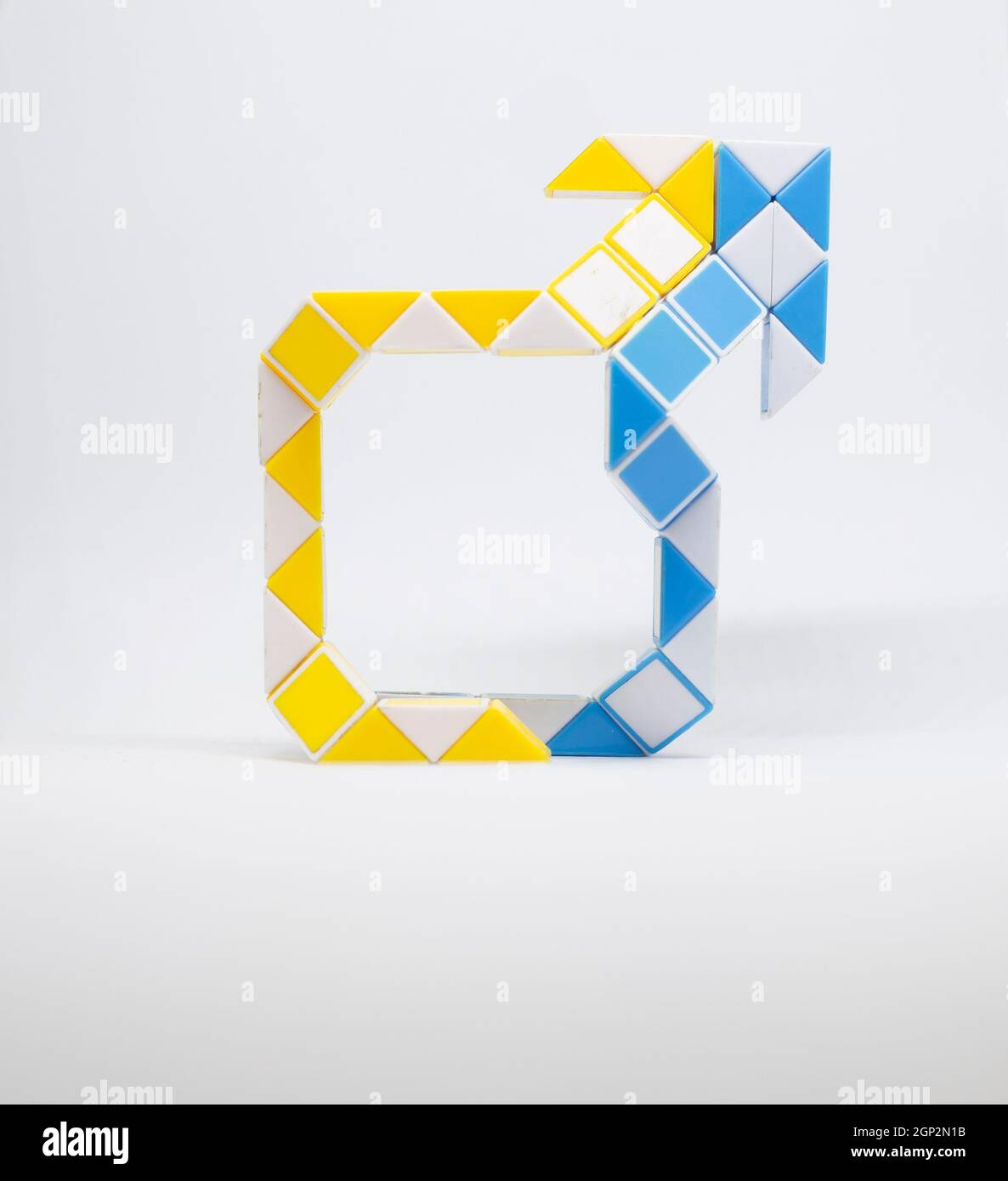 Simbolo maschile composto da triangoli blu, giallo e bianco su sfondo bianco. Foto Stock