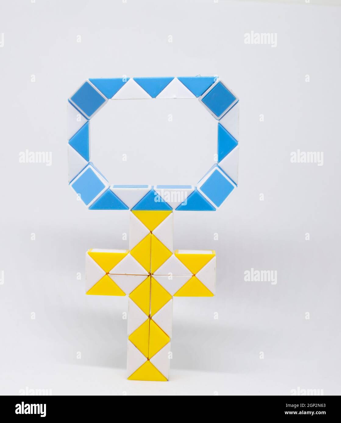 Simbolo femminile composto da triangoli blu, giallo e bianco su sfondo bianco. Foto Stock