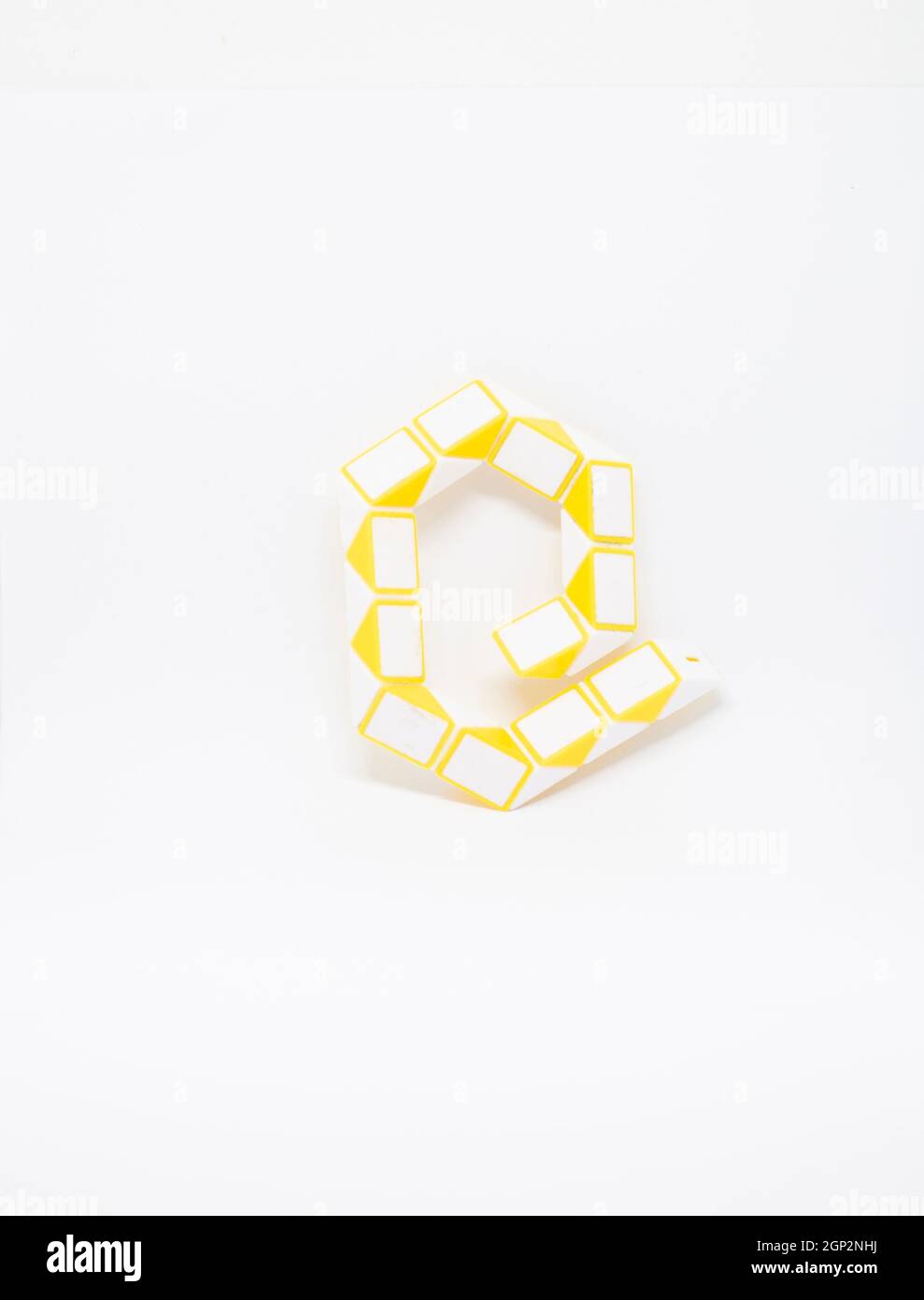 Lettera 'e' fatta di triangoli gialli e bianchi su sfondo bianco. Foto Stock