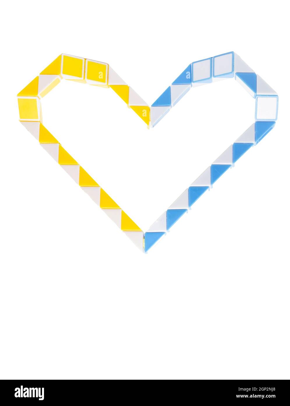 Cuore fatto di triangoli blu, giallo e bianco su sfondo bianco. Foto Stock