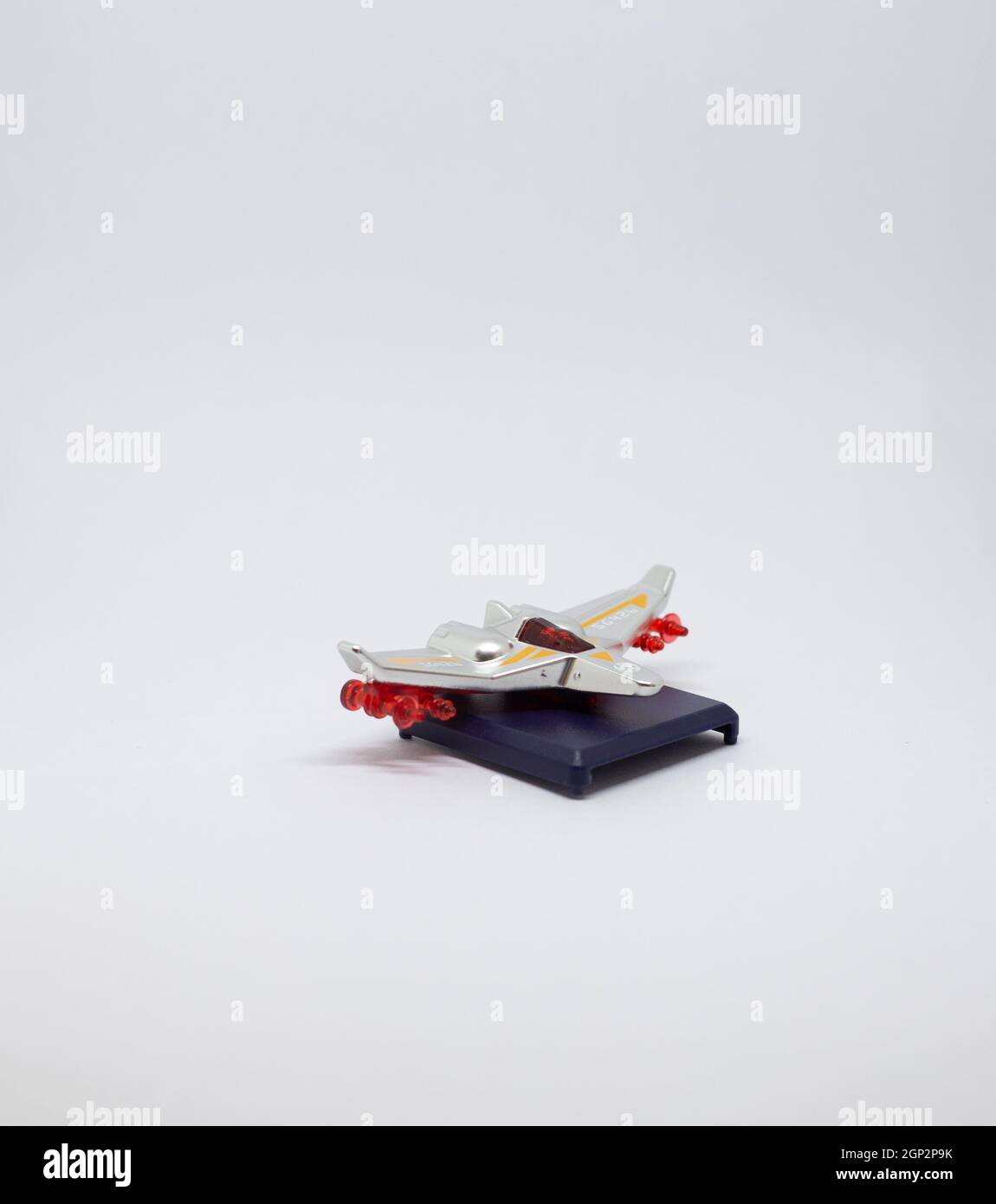 Primo piano di un giocattolo per navi spaziali su sfondo bianco Foto Stock