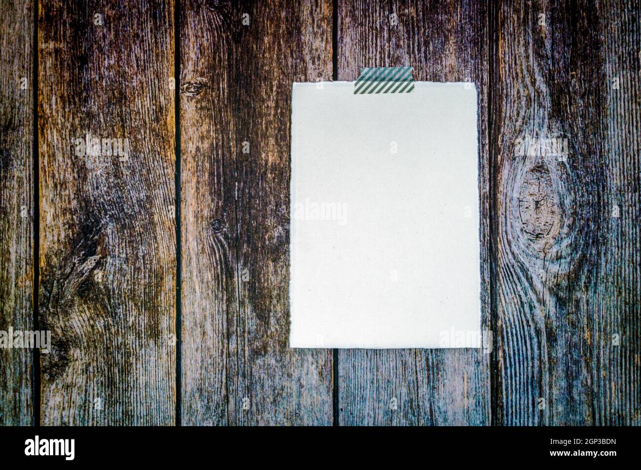 NOTA importante: Foglio bianco di carta contro sfondo rustico di legno. Disposizione piatta, vista dall'alto, spazio di copia. Foto Stock