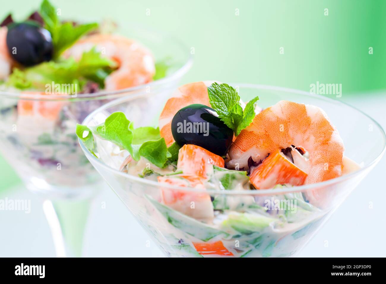 Da vicino estremo di insalata di cocktail di granchio e langoustina servita in bicchieri trasparenti. Foto Stock