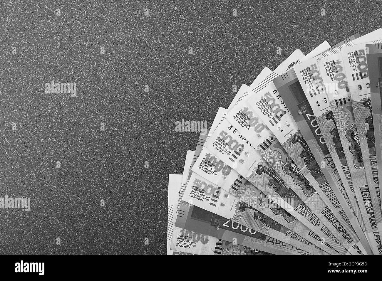 Banconote in denaro russe di cinquemila rubli, sfondo, le banconote sono disposte in un ventilatore su sfondo grigio. Layout, mockup. Foto Stock