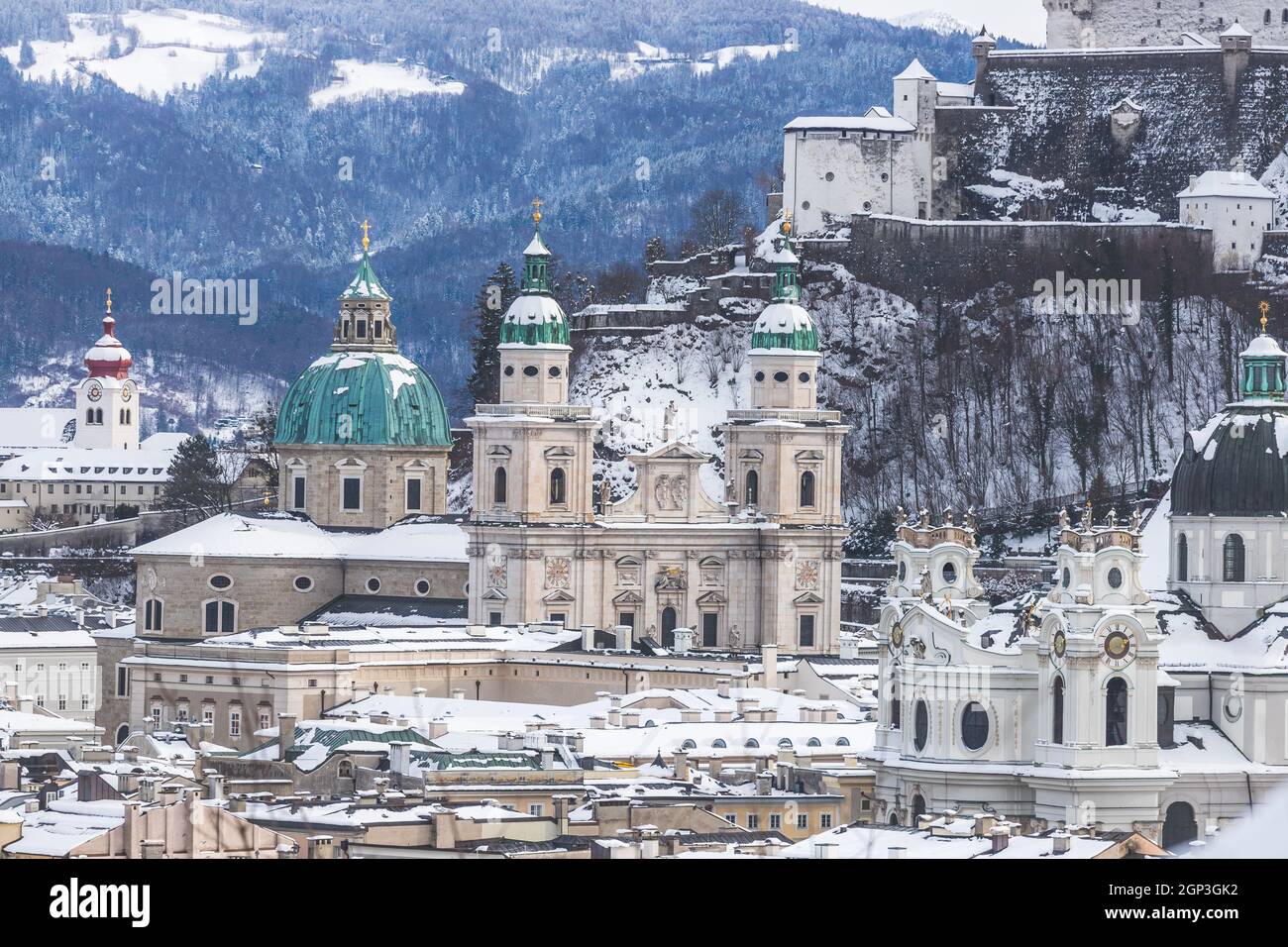 Cattedrale innevata di Salisburgo, centro storico in inverno Foto Stock