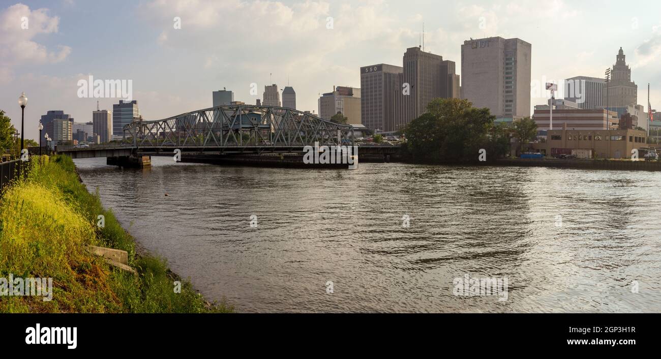 Newark, NJ - 11 settembre 2013: Skyline di Newark, NJ sopra il fiume Passaic da Harrison Riverbank al tramonto Foto Stock