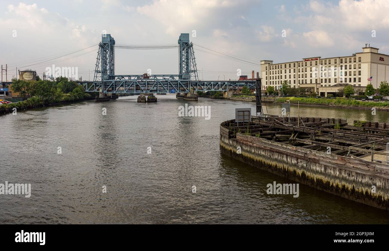 Newark, NJ - 11 settembre 2013: La linea ferroviaria NJ Transit attraversa il ponte levatoio di Newark sul fiume Passaic nel New Jersey Foto Stock
