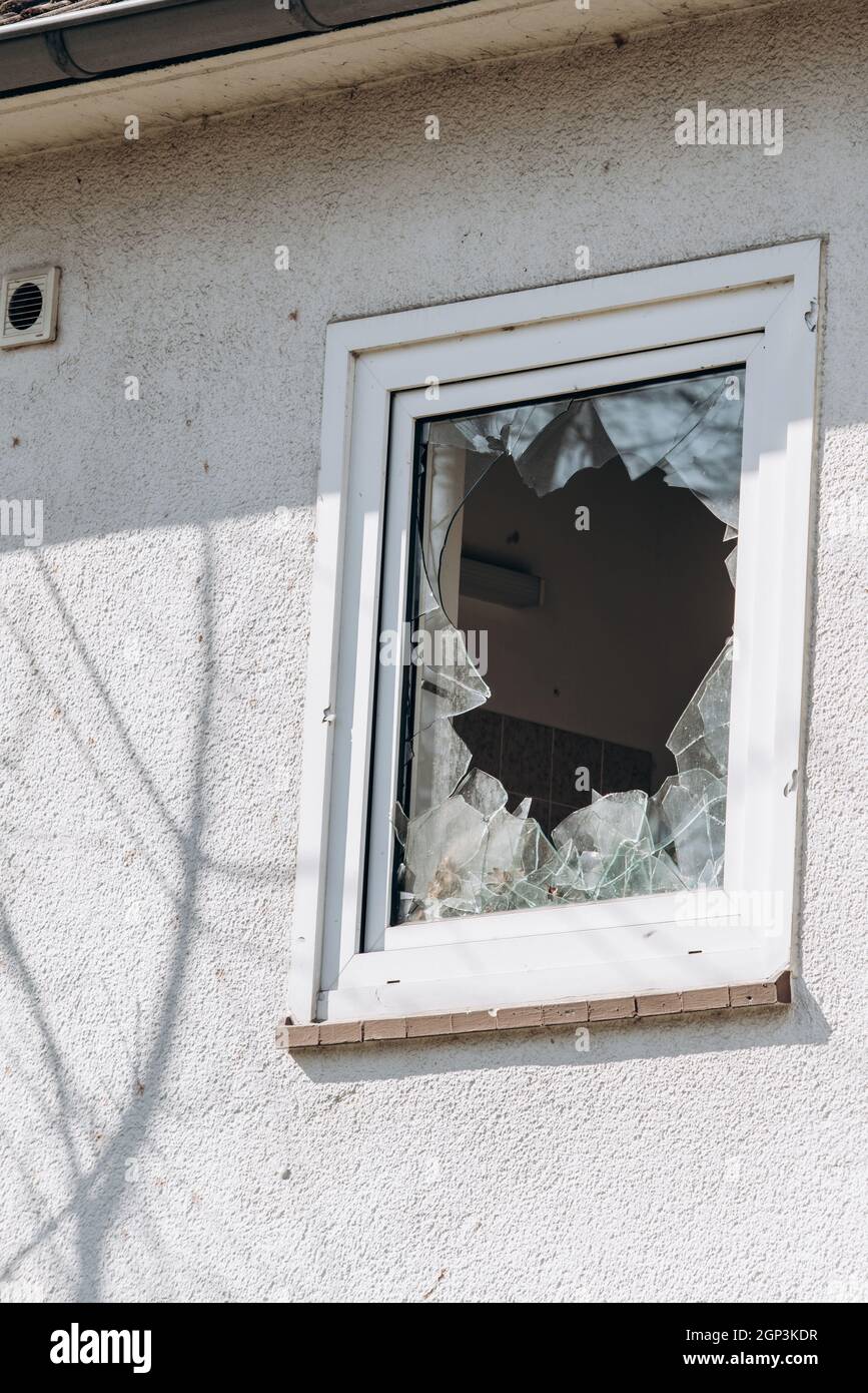 Finestre rotte in casa. Cocci di vetro è rimasta nella finestra . Foto Stock