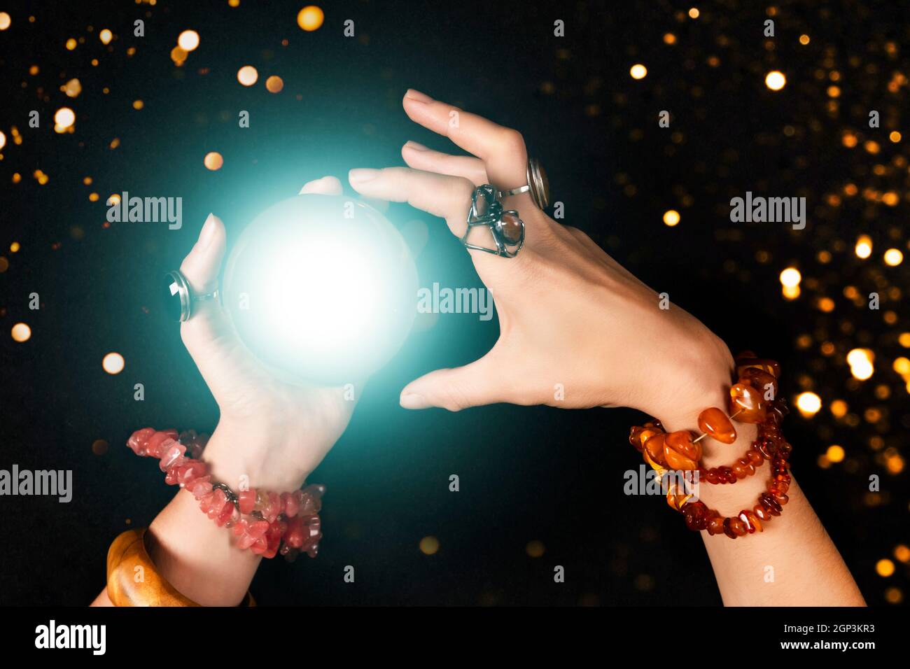 Fortune Teller o le mani strega e una sfera magica incandescente. Halloween, magia o stregoneria e trucchi concetto. Foto Stock