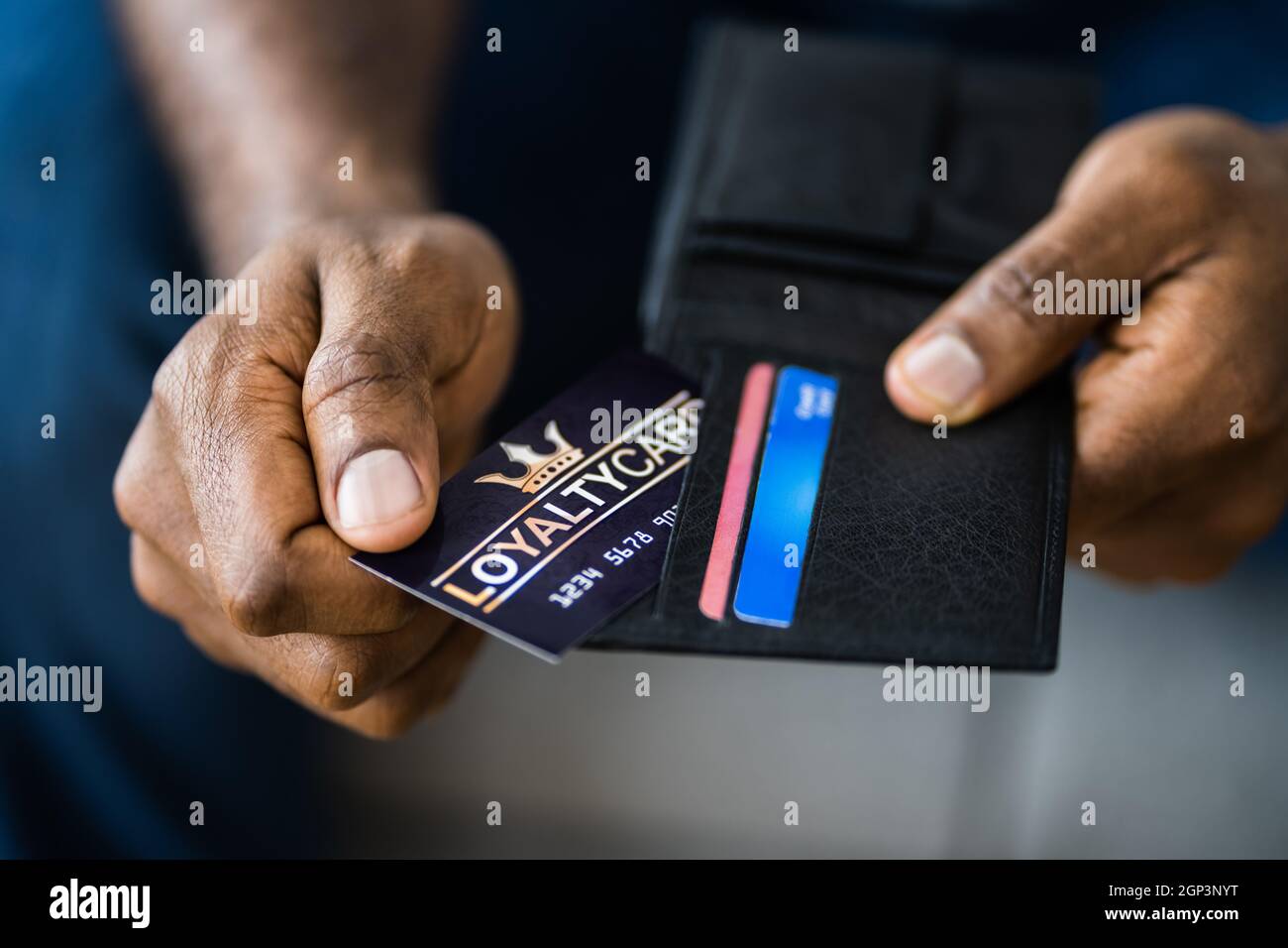 Carta del programma fedeltà punti in mano Foto Stock