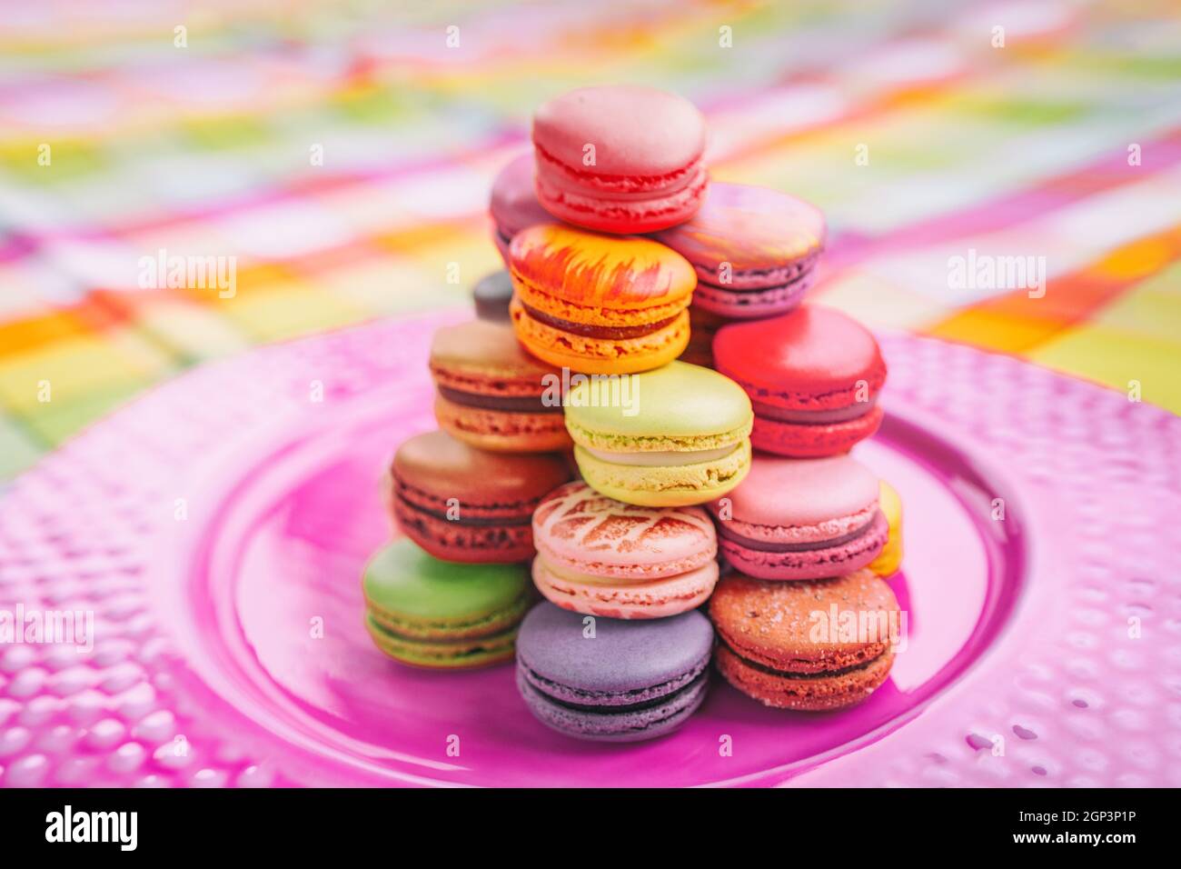 Dessert alla francese con macaron da panetteria di Parigi, biscotti meringue Foto Stock