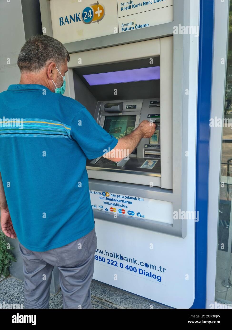 Il vecchio in pensione ritira la sua retribuzione in pensione. Foto Stock