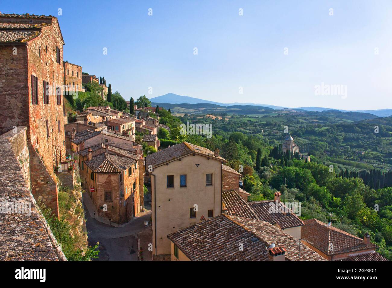 Montepulciano in Toscana, vista panoramica della città vecchia, paesaggio di campagna toscana, Italia, Europa Foto Stock