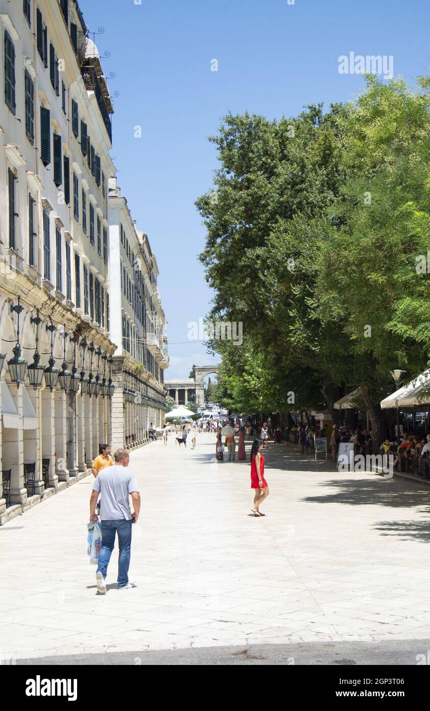 Corfu Town - Grecia - 9 luglio 2014: Elegante e graziosa architettura l'edificio Liston, nel cuore della città vecchia aspetto ritratto scatto Foto Stock